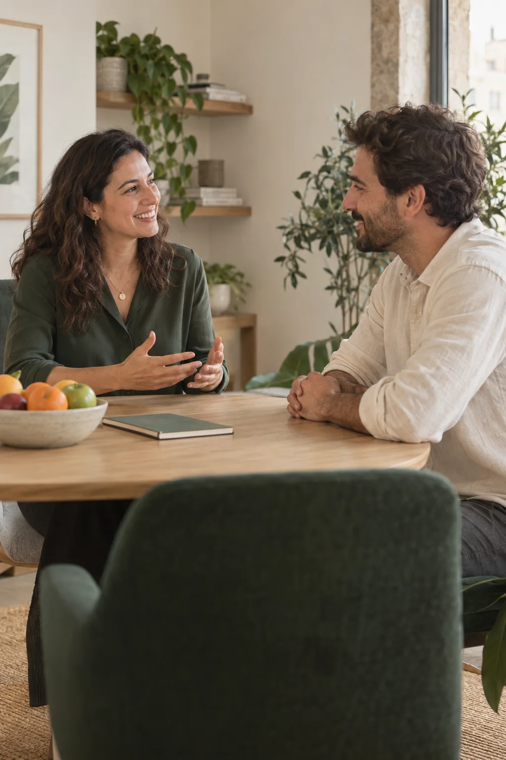 Cena ilustrativa de uma conversa acolhedora entre uma profissional e uma pessoa acompanhada